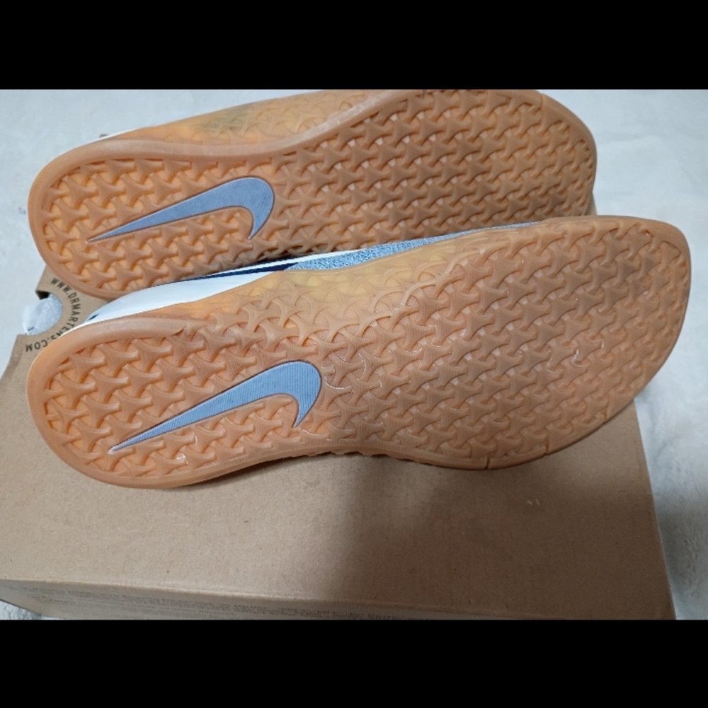 Nike Men's Blue and White Sneakers with Gum Sole